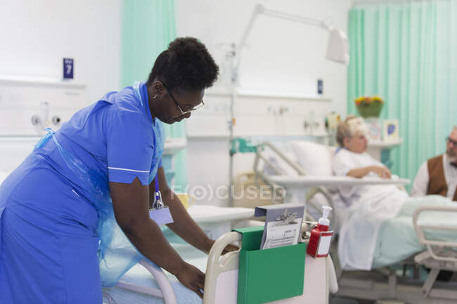 Krankenschwester macht Krankenhausbett — Stockfoto