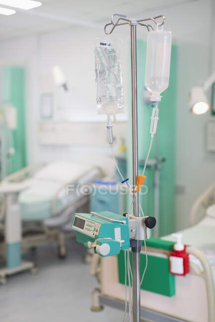 IV капельница и медицинское оборудование в больничной палате — стоковое фото