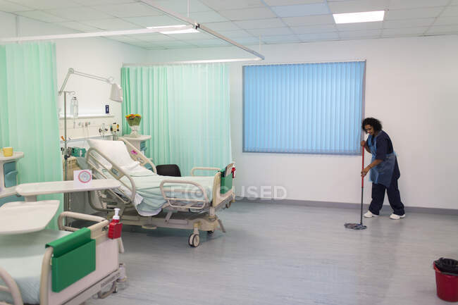 Feminino ordenada esfregando piso enfermaria do hospital — Fotografia de Stock