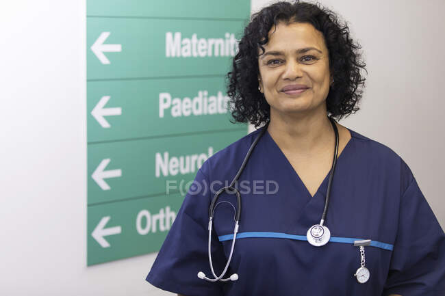 Retrato confiante médico feminino no corredor do hospital — Fotografia de Stock