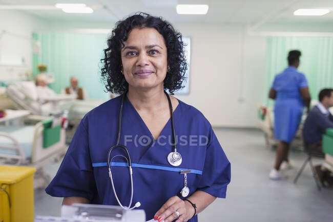 Retrato confiado médico mujer haciendo rondas en la sala de hospital - foto de stock