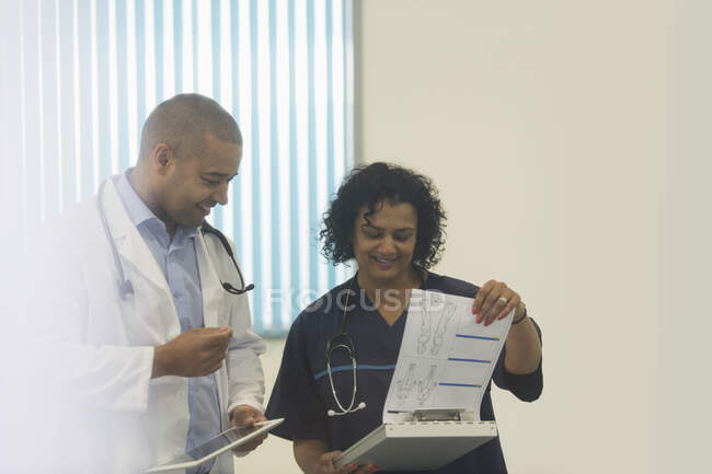Doctors with medical chart consulting in hospital — Stock Photo