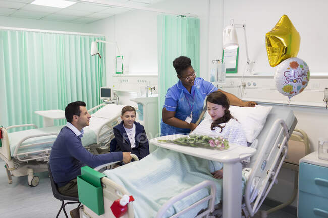 Krankenschwester justiert Kissen für Patientin auf Krankenhausstation — Stockfoto