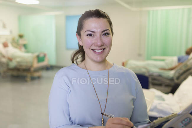 Porträt selbstbewusste Ärztin macht auf Krankenhausstation die Runde — Stockfoto