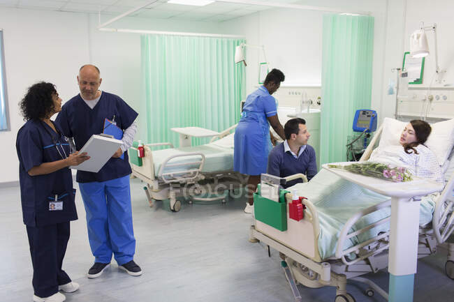 Лікарі, медсестра і пацієнт у лікарняному відділенні — стокове фото