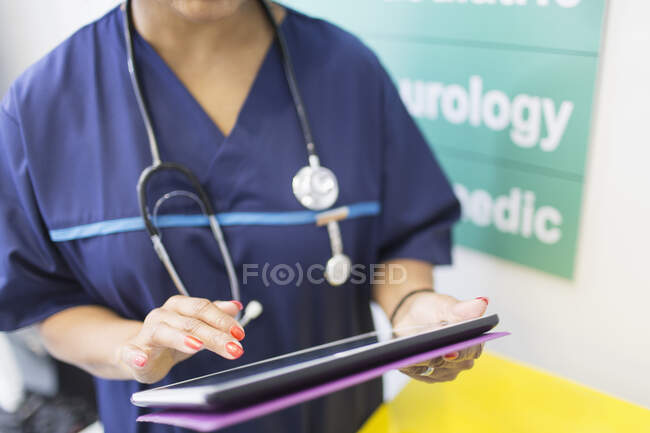 Жінка лікар, використовуючи цифровий планшетний в лікарні — стокове фото