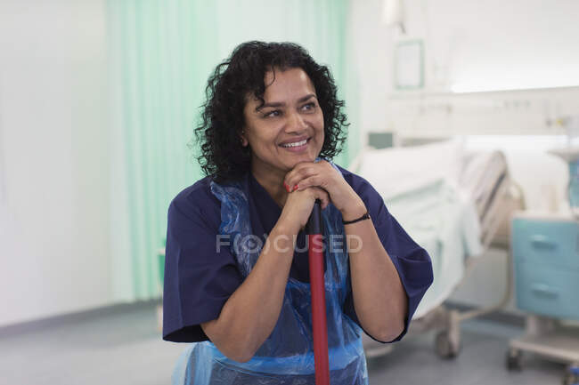 Sorridente femminile ordinata pulizia reparto ospedaliero — Foto stock