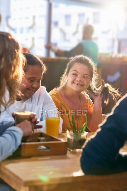 Молоді жінки з синдромом Дауна розмовляють у кафе. — стокове фото