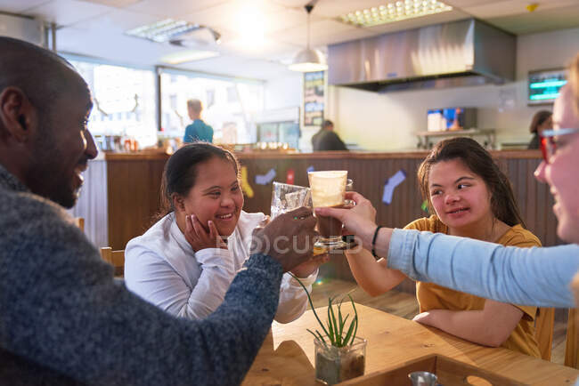 Щасливі молоді жінки з синдромом Дауна в кафе. — стокове фото