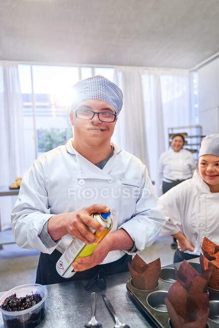 Portrait étudiant homme confiant avec le syndrome de Down en classe de cuisson — Photo de stock