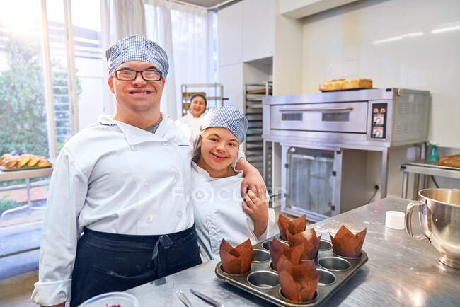 Portrait jeunes étudiants heureux avec le syndrome de Down en classe de cuisson — Photo de stock