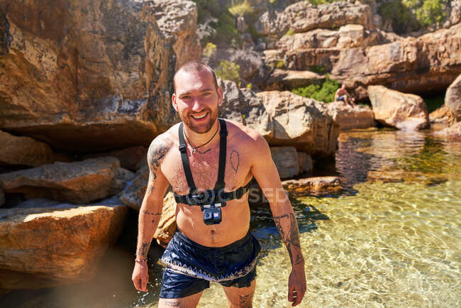 Retrato jovem confiante com câmera wearable natação — Fotografia de Stock
