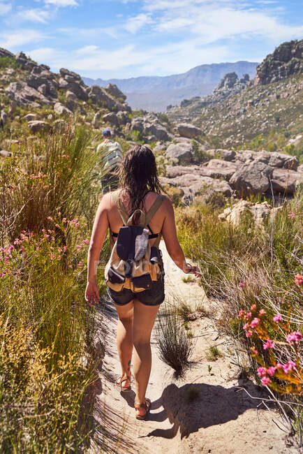 Junge Frau wandert auf sonnigem Pfad Kapstadt Südafrika — Stockfoto