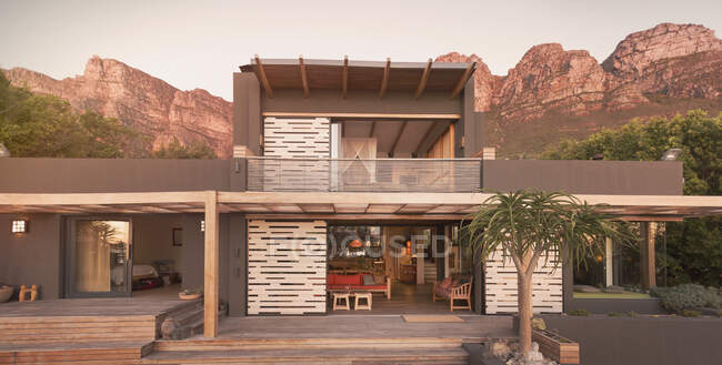 Mountains behind modern, luxury home showcase exterior house — Stock Photo