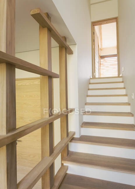 Деревянные лестницы в интерьере витрины — стоковое фото