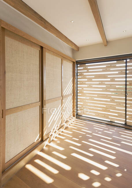 Sunlight on hardwood floors in modern, luxury home showcase interior — Stock Photo