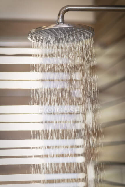 Вода падає з дощової душової кабіни — стокове фото