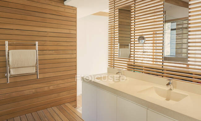 Double vanity sinks in modern, luxury home showcase interior bathroom — Stock Photo