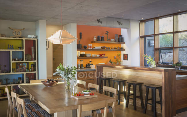 Moderna, casa de luxo vitrine sala de jantar interior e cozinha — Fotografia de Stock