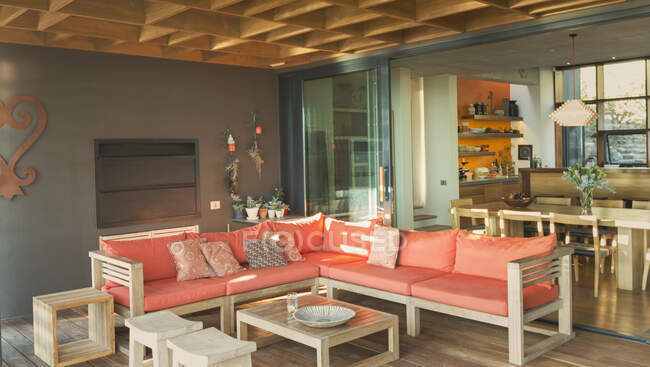 Moderno e lussuoso patio vetrina casa con divano — Foto stock
