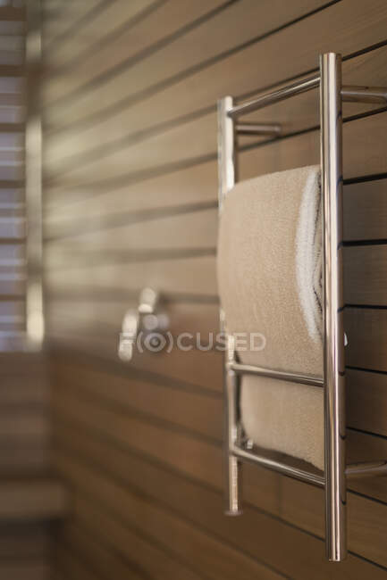 Toalha em rack na parede de madeira no banheiro — Fotografia de Stock