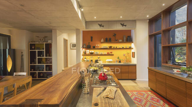 Домашняя витрина интерьер кухня с деревянным счетчиком — стоковое фото