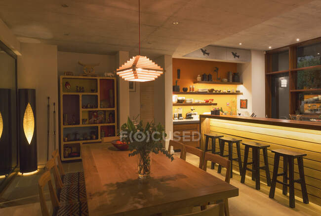 Casa iluminada con vitrinas interiores comedor y cocina. - foto de stock