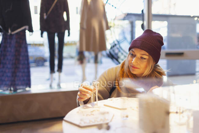 Junge Frau kauft Schmuck ein — Stockfoto