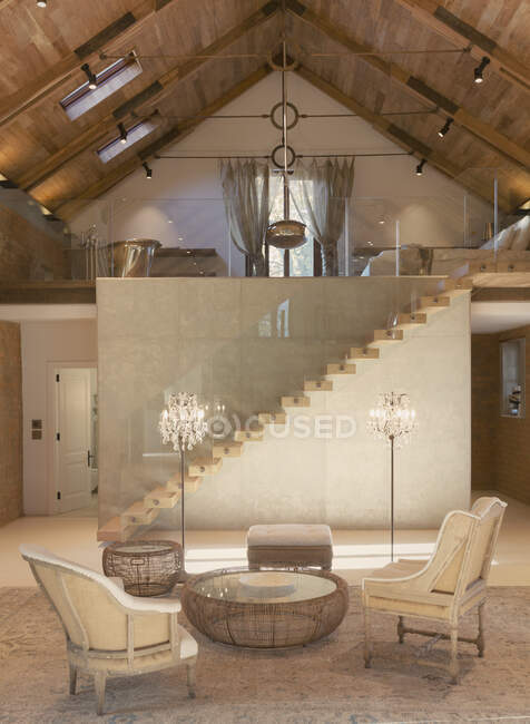 Casa vetrina interna zona salotto e soppalco con soffitto a volta — Foto stock