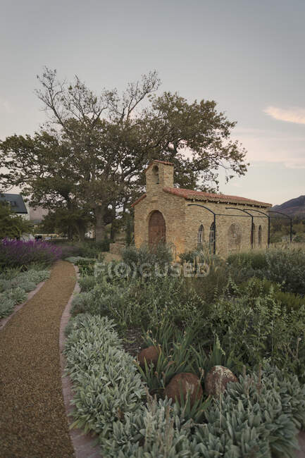 Ідилічна кам'яна церква і спокійний сад — стокове фото