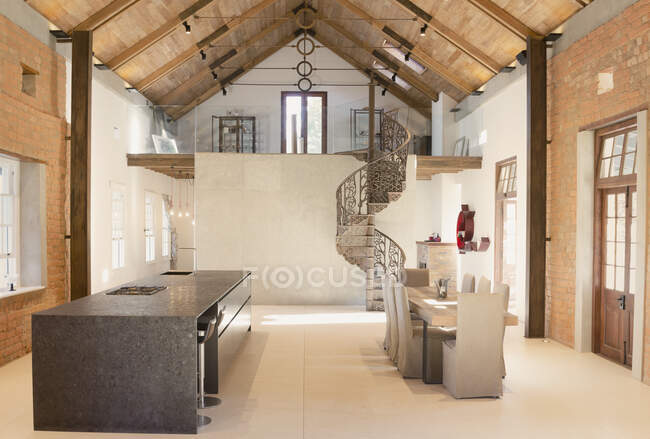 Домашня вітрина інтер'єру їдальні з дерев'яною склепінчастою стелею і спіральними сходами горище — стокове фото