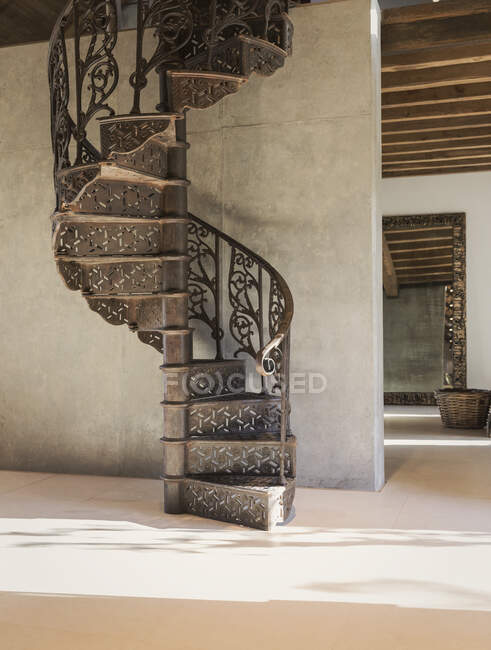 Home vitrine interior escada de ferro espiral — Fotografia de Stock