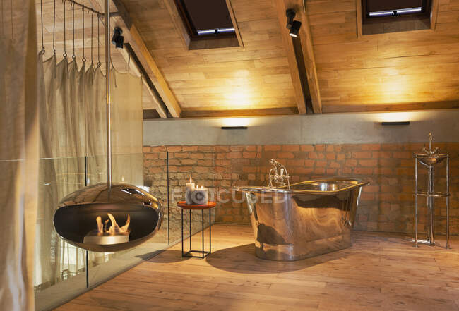 Casa moderna vitrine banheiro interior com banheira de imersão de aço inoxidável e lareira — Fotografia de Stock