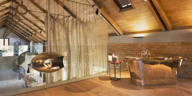 Home vetrina interna soppalco bagno con camino in acciaio inox e vasca da bagno — Foto stock