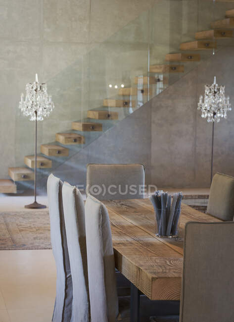 Casa vitrine sala de jantar interior com mesa de madeira e lustres — Fotografia de Stock