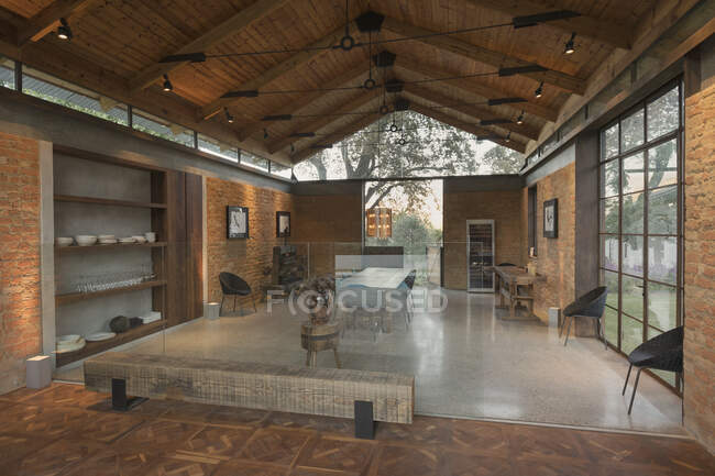 Home showcase interior with vaulted wood ceiling — Stock Photo