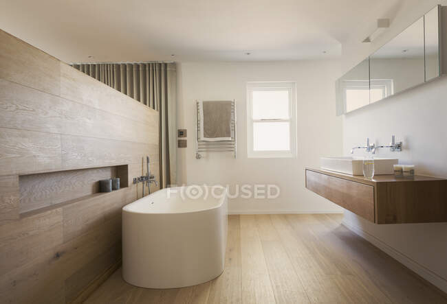 Moderno hogar escaparate baño interior con bañera de remojo - foto de stock