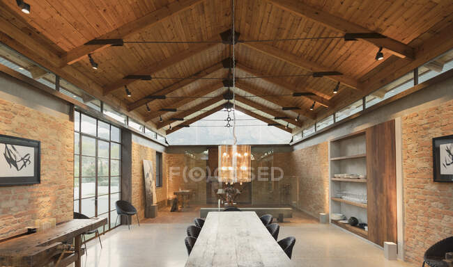 Home showcase interior with vaulted wood ceiling — Stock Photo