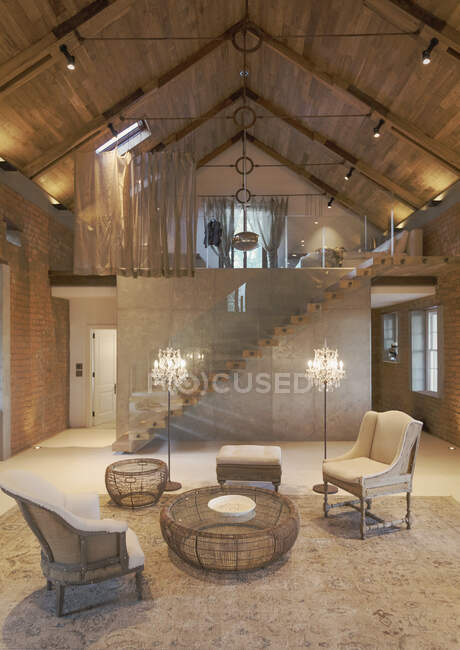 Casa vitrine área de estar interior e loft com teto abobadado — Fotografia de Stock