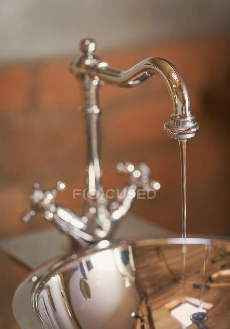 Chiudere l'acqua che scorre dall'acciaio inox ancora lavabo e lavandino — Foto stock
