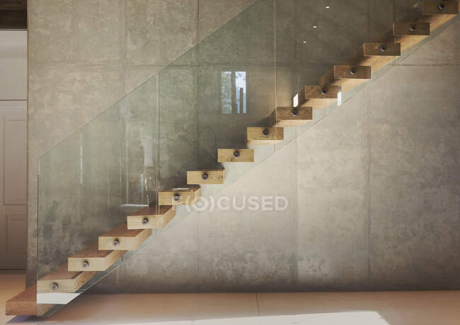 Home showcase interior modern floating wooden staircase — Stock Photo