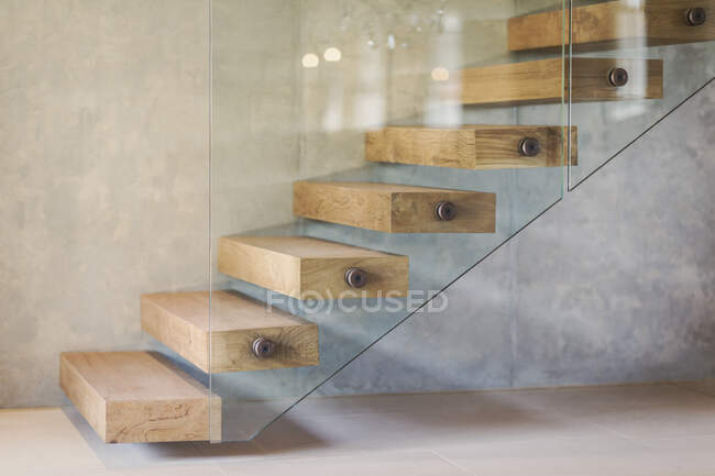 Casa de escaparate interior moderna escalera flotante de madera. - foto de stock