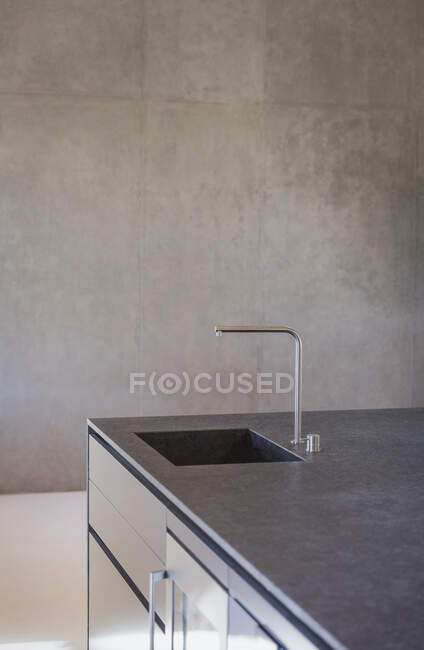 Home showcase interior simple, modern kitchen sink — Stock Photo
