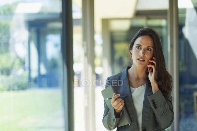 Mulher de negócios falando no celular no corredor — Fotografia de Stock