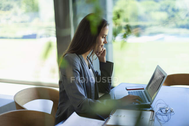 Бизнесвумен, работающая из дома за ноутбуком — стоковое фото