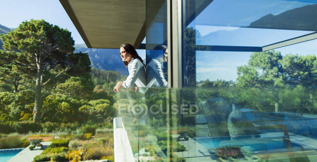 Heitere Frau auf sonnigem Luxus-Balkon — Stockfoto