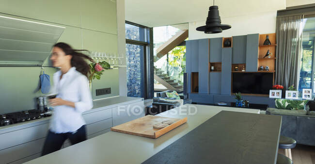 Mulher andando na cozinha moderna — Fotografia de Stock