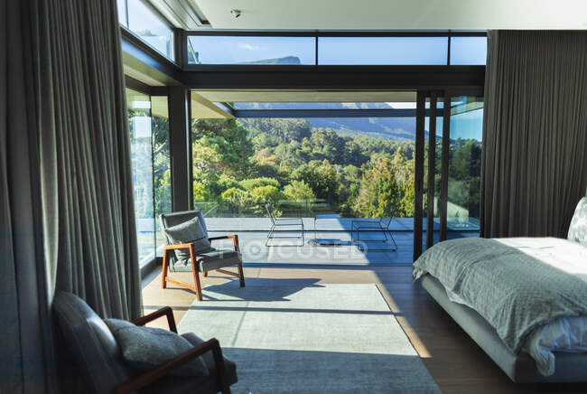 Camera da letto moderna vetrina e patio con vista panoramica — Foto stock