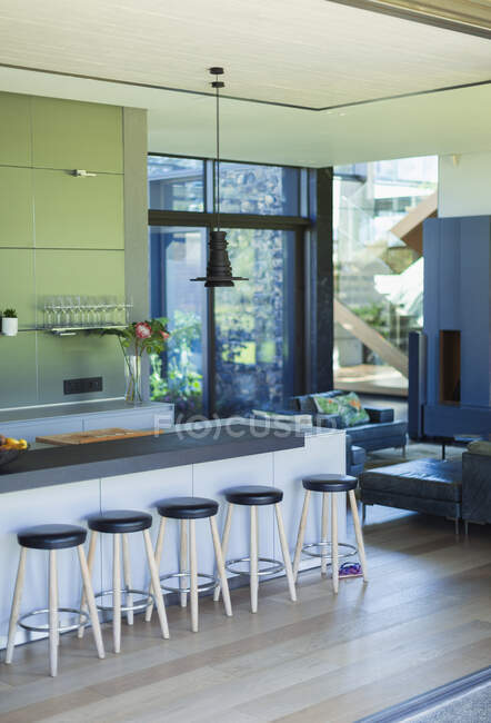 Maison moderne vitrine cuisine intérieure — Photo de stock