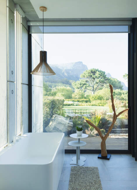 Modernes, luxuriöses Badezimmer mit großzügiger Badewanne und herrlicher Aussicht — Stockfoto
